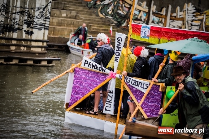 Zdjęcie w galerii na portalu naszraciborz.pl: Pływadła popłynęły już osiemnasty raz. Pierwszy raz przy tak fatalnej pogodzie wiadomości z regionu