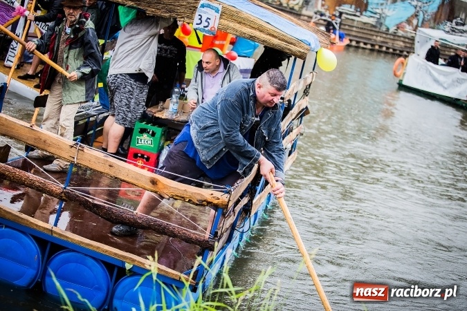 Zdjęcie w galerii na portalu naszraciborz.pl: Pływadła popłynęły już osiemnasty raz. Pierwszy raz przy tak fatalnej pogodzie wiadomości z regionu