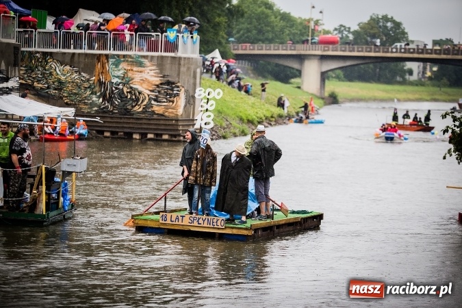 Zdjęcie w galerii na portalu naszraciborz.pl: Pływadła popłynęły już osiemnasty raz. Pierwszy raz przy tak fatalnej pogodzie wiadomości z regionu