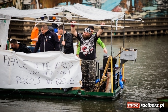 Zdjęcie w galerii na portalu naszraciborz.pl: Pływadła popłynęły już osiemnasty raz. Pierwszy raz przy tak fatalnej pogodzie wiadomości z regionu