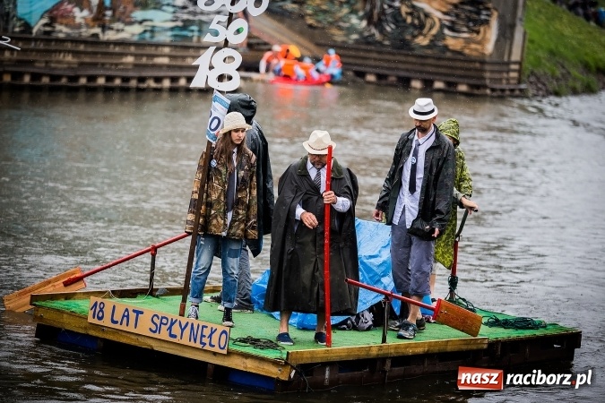 Zdjęcie w galerii na portalu naszraciborz.pl: Pływadła popłynęły już osiemnasty raz. Pierwszy raz przy tak fatalnej pogodzie wiadomości z regionu