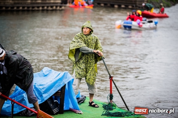 Zdjęcie w galerii na portalu naszraciborz.pl: Pływadła popłynęły już osiemnasty raz. Pierwszy raz przy tak fatalnej pogodzie wiadomości z regionu