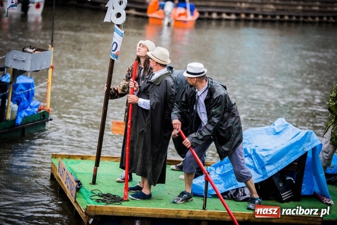 Zdjęcie w galerii na portalu naszraciborz.pl: Pływadła popłynęły już osiemnasty raz. Pierwszy raz przy tak fatalnej pogodzie wiadomości z regionu