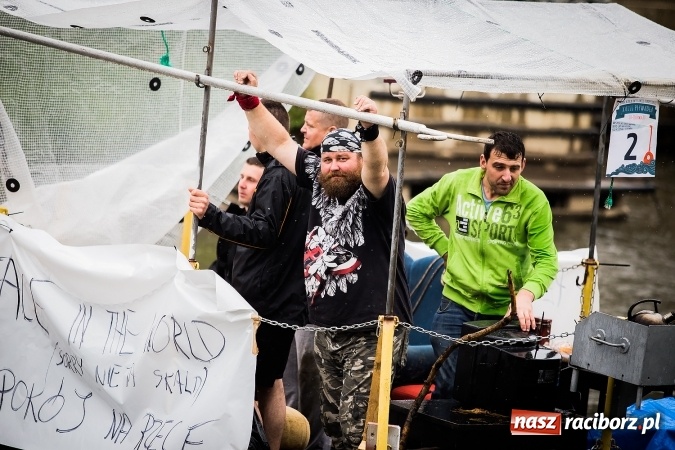 Zdjęcie w galerii na portalu naszraciborz.pl: Pływadła popłynęły już osiemnasty raz. Pierwszy raz przy tak fatalnej pogodzie wiadomości z regionu