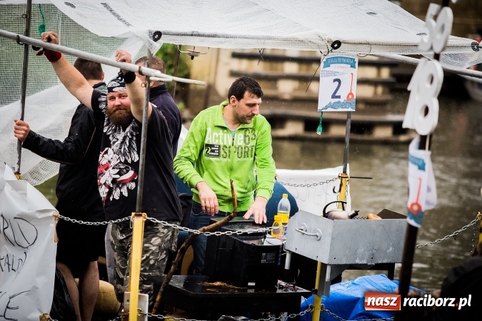 Zdjęcie w galerii na portalu naszraciborz.pl: Pływadła popłynęły już osiemnasty raz. Pierwszy raz przy tak fatalnej pogodzie wiadomości z regionu