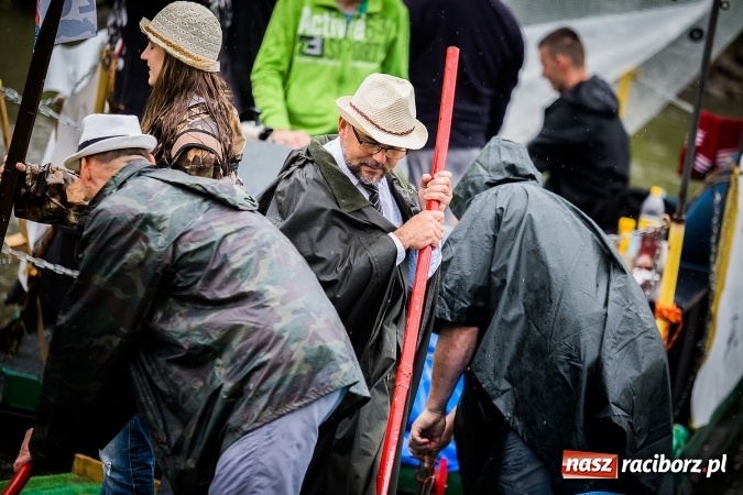 Zdjęcie w galerii na portalu naszraciborz.pl: Pływadła popłynęły już osiemnasty raz. Pierwszy raz przy tak fatalnej pogodzie wiadomości z regionu