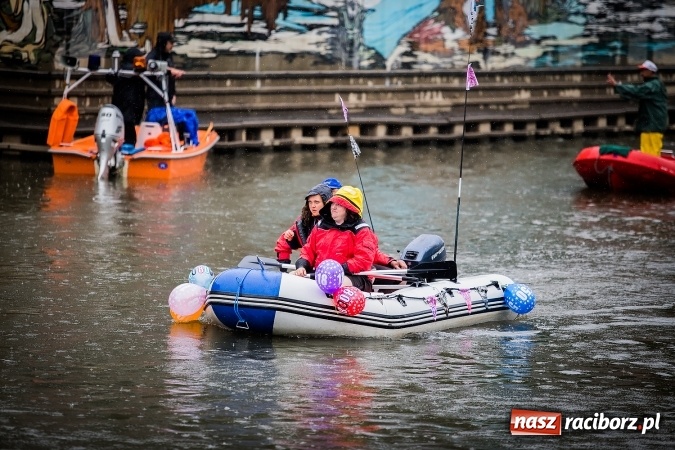 Zdjęcie w galerii na portalu naszraciborz.pl: Pływadła popłynęły już osiemnasty raz. Pierwszy raz przy tak fatalnej pogodzie wiadomości z regionu