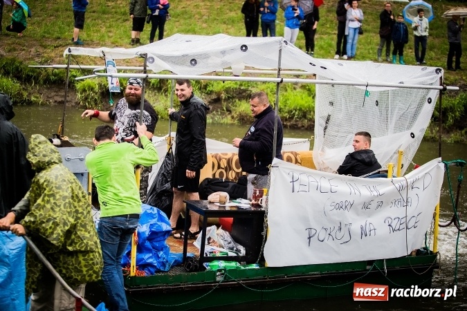 Zdjęcie w galerii na portalu naszraciborz.pl: Pływadła popłynęły już osiemnasty raz. Pierwszy raz przy tak fatalnej pogodzie wiadomości z regionu