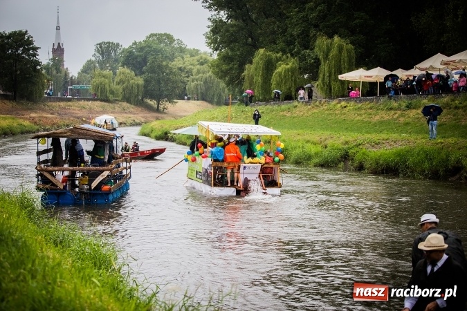 Zdjęcie w galerii na portalu naszraciborz.pl: Pływadła popłynęły już osiemnasty raz. Pierwszy raz przy tak fatalnej pogodzie wiadomości z regionu