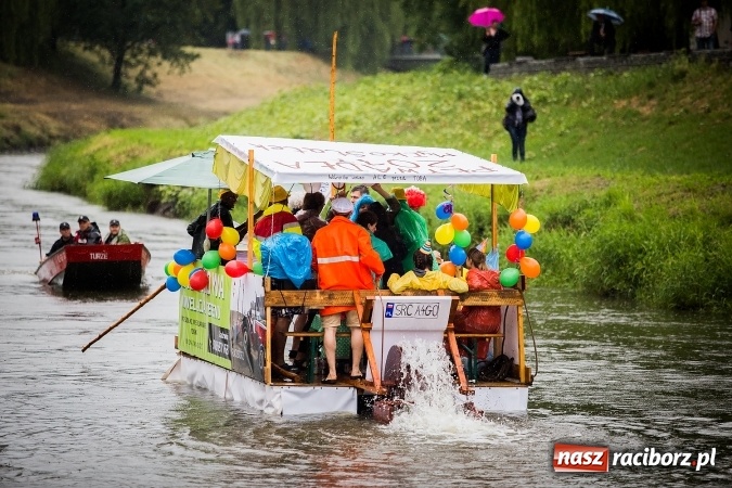 Zdjęcie w galerii na portalu naszraciborz.pl: Pływadła popłynęły już osiemnasty raz. Pierwszy raz przy tak fatalnej pogodzie wiadomości z regionu