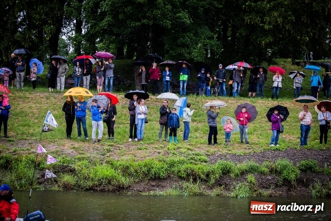 Zdjęcie w galerii na portalu naszraciborz.pl: Pływadła popłynęły już osiemnasty raz. Pierwszy raz przy tak fatalnej pogodzie wiadomości z regionu