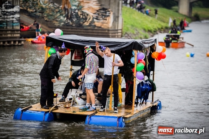 Zdjęcie w galerii na portalu naszraciborz.pl: Pływadła popłynęły już osiemnasty raz. Pierwszy raz przy tak fatalnej pogodzie wiadomości z regionu