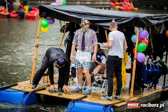 Zdjęcie w galerii na portalu naszraciborz.pl: Pływadła popłynęły już osiemnasty raz. Pierwszy raz przy tak fatalnej pogodzie wiadomości z regionu