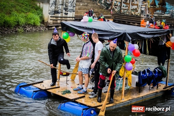 Zdjęcie w galerii na portalu naszraciborz.pl: Pływadła popłynęły już osiemnasty raz. Pierwszy raz przy tak fatalnej pogodzie wiadomości z regionu