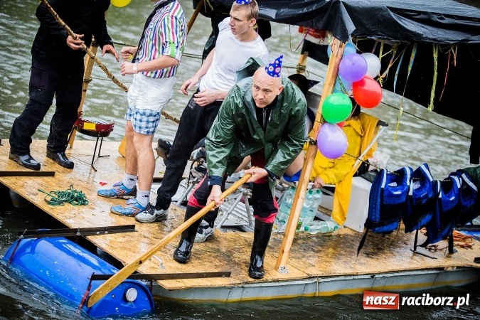 Zdjęcie w galerii na portalu naszraciborz.pl: Pływadła popłynęły już osiemnasty raz. Pierwszy raz przy tak fatalnej pogodzie wiadomości z regionu