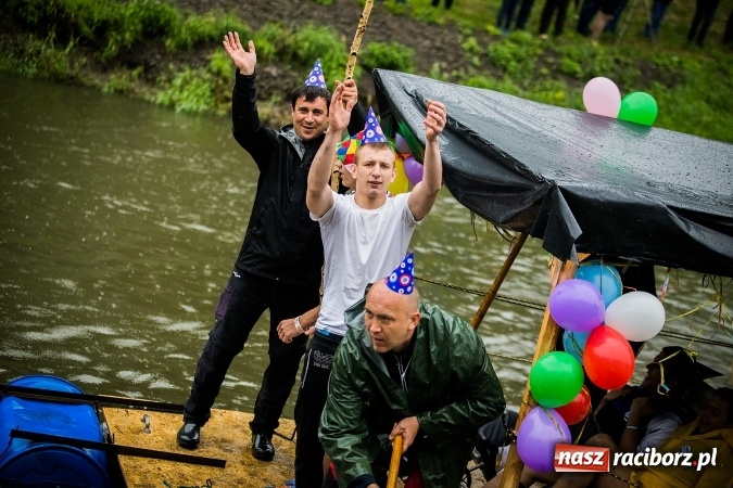 Zdjęcie w galerii na portalu naszraciborz.pl: Pływadła popłynęły już osiemnasty raz. Pierwszy raz przy tak fatalnej pogodzie wiadomości z regionu