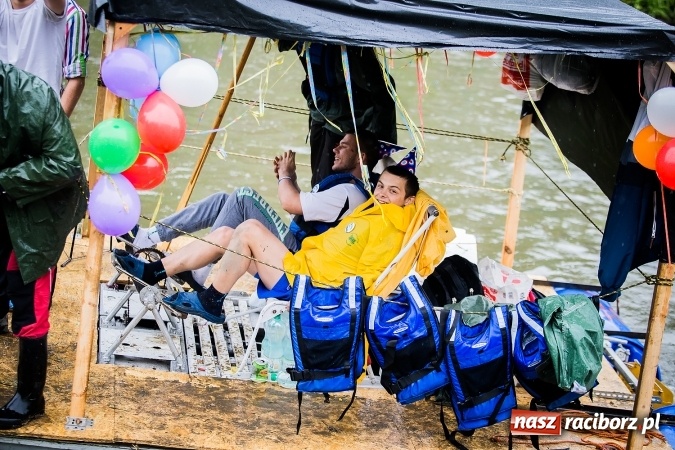 Zdjęcie w galerii na portalu naszraciborz.pl: Pływadła popłynęły już osiemnasty raz. Pierwszy raz przy tak fatalnej pogodzie wiadomości z regionu