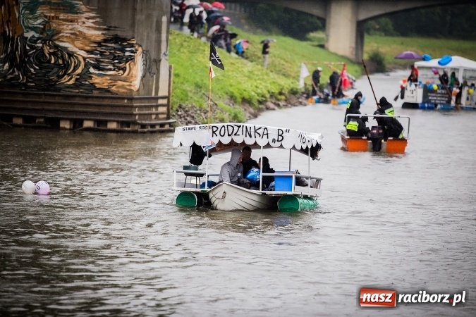 Zdjęcie w galerii na portalu naszraciborz.pl: Pływadła popłynęły już osiemnasty raz. Pierwszy raz przy tak fatalnej pogodzie wiadomości z regionu