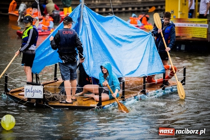 Zdjęcie w galerii na portalu naszraciborz.pl: Pływadła popłynęły już osiemnasty raz. Pierwszy raz przy tak fatalnej pogodzie wiadomości z regionu