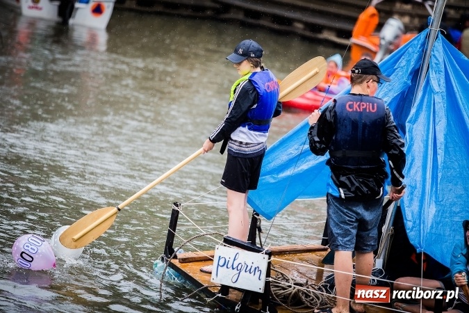 Zdjęcie w galerii na portalu naszraciborz.pl: Pływadła popłynęły już osiemnasty raz. Pierwszy raz przy tak fatalnej pogodzie wiadomości z regionu