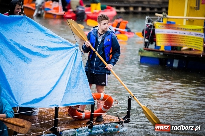 Zdjęcie w galerii na portalu naszraciborz.pl: Pływadła popłynęły już osiemnasty raz. Pierwszy raz przy tak fatalnej pogodzie wiadomości z regionu