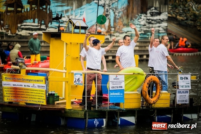 Zdjęcie w galerii na portalu naszraciborz.pl: Pływadła popłynęły już osiemnasty raz. Pierwszy raz przy tak fatalnej pogodzie wiadomości z regionu