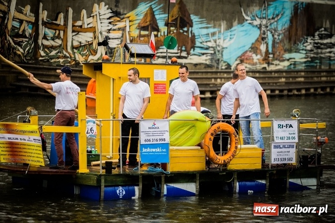 Zdjęcie w galerii na portalu naszraciborz.pl: Pływadła popłynęły już osiemnasty raz. Pierwszy raz przy tak fatalnej pogodzie wiadomości z regionu