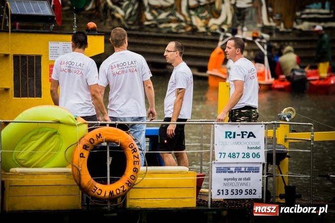 Zdjęcie w galerii na portalu naszraciborz.pl: Pływadła popłynęły już osiemnasty raz. Pierwszy raz przy tak fatalnej pogodzie wiadomości z regionu