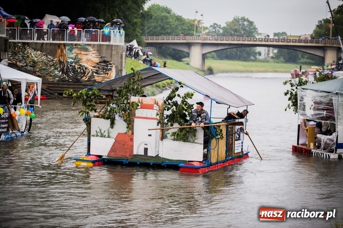 Zdjęcie w galerii na portalu naszraciborz.pl: Pływadła popłynęły już osiemnasty raz. Pierwszy raz przy tak fatalnej pogodzie wiadomości z regionu