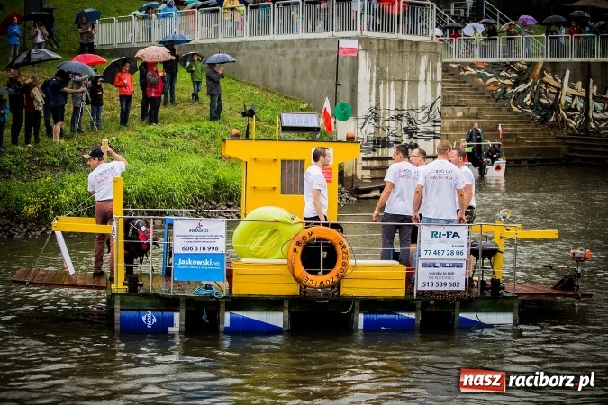 Zdjęcie w galerii na portalu naszraciborz.pl: Pływadła popłynęły już osiemnasty raz. Pierwszy raz przy tak fatalnej pogodzie wiadomości z regionu