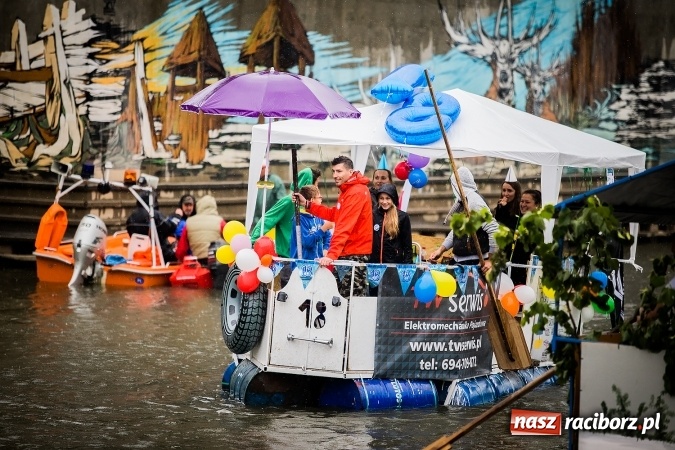 Zdjęcie w galerii na portalu naszraciborz.pl: Pływadła popłynęły już osiemnasty raz. Pierwszy raz przy tak fatalnej pogodzie wiadomości z regionu