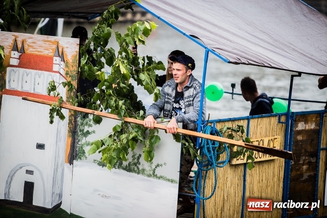 Zdjęcie w galerii na portalu naszraciborz.pl: Pływadła popłynęły już osiemnasty raz. Pierwszy raz przy tak fatalnej pogodzie wiadomości z regionu