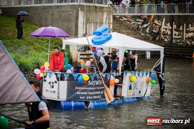 Zdjęcie w galerii na portalu naszraciborz.pl: Pływadła popłynęły już osiemnasty raz. Pierwszy raz przy tak fatalnej pogodzie wiadomości z regionu