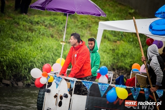 Zdjęcie w galerii na portalu naszraciborz.pl: Pływadła popłynęły już osiemnasty raz. Pierwszy raz przy tak fatalnej pogodzie wiadomości z regionu