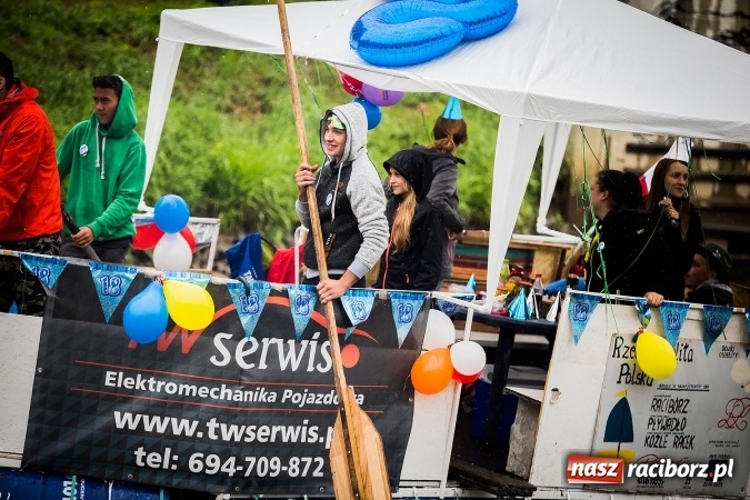 Zdjęcie w galerii na portalu naszraciborz.pl: Pływadła popłynęły już osiemnasty raz. Pierwszy raz przy tak fatalnej pogodzie wiadomości z regionu