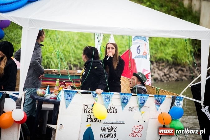 Zdjęcie w galerii na portalu naszraciborz.pl: Pływadła popłynęły już osiemnasty raz. Pierwszy raz przy tak fatalnej pogodzie wiadomości z regionu