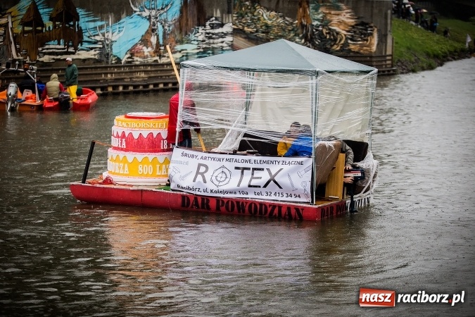 Zdjęcie w galerii na portalu naszraciborz.pl: Pływadła popłynęły już osiemnasty raz. Pierwszy raz przy tak fatalnej pogodzie wiadomości z regionu
