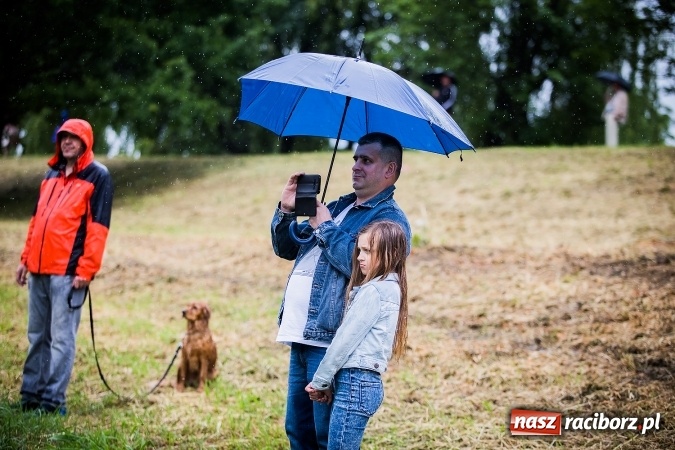 Zdjęcie w galerii na portalu naszraciborz.pl: Pływadła popłynęły już osiemnasty raz. Pierwszy raz przy tak fatalnej pogodzie wiadomości z regionu