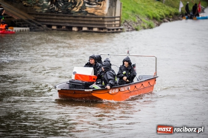 Zdjęcie w galerii na portalu naszraciborz.pl: Pływadła popłynęły już osiemnasty raz. Pierwszy raz przy tak fatalnej pogodzie wiadomości z regionu