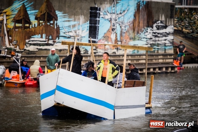 Zdjęcie w galerii na portalu naszraciborz.pl: Pływadła popłynęły już osiemnasty raz. Pierwszy raz przy tak fatalnej pogodzie wiadomości z regionu
