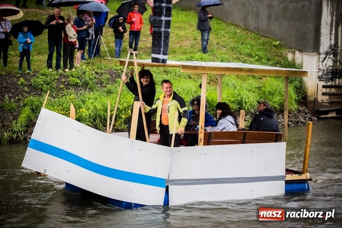 Zdjęcie w galerii na portalu naszraciborz.pl: Pływadła popłynęły już osiemnasty raz. Pierwszy raz przy tak fatalnej pogodzie wiadomości z regionu