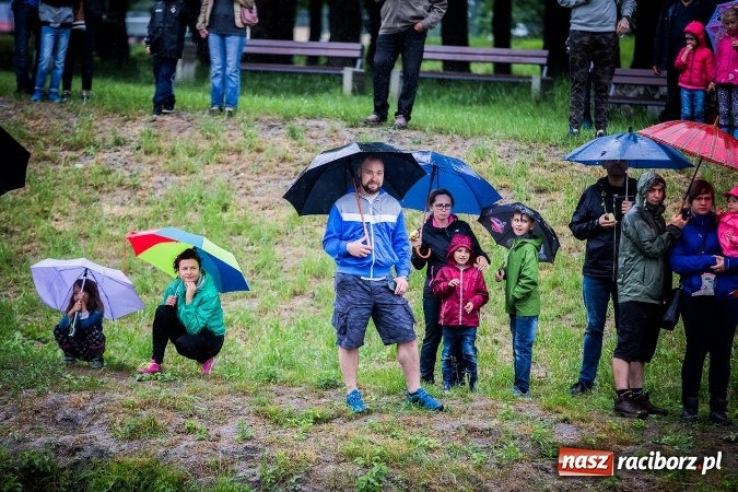 Zdjęcie w galerii na portalu naszraciborz.pl: Pływadła popłynęły już osiemnasty raz. Pierwszy raz przy tak fatalnej pogodzie wiadomości z regionu