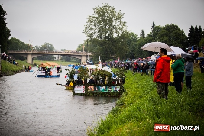 Zdjęcie w galerii na portalu naszraciborz.pl: Pływadła popłynęły już osiemnasty raz. Pierwszy raz przy tak fatalnej pogodzie wiadomości z regionu