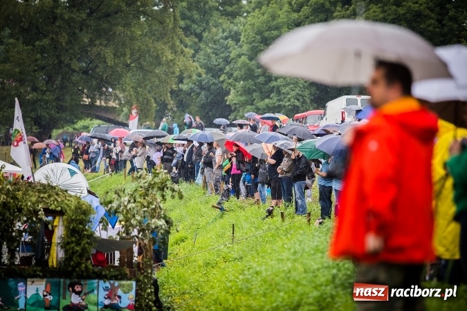 Zdjęcie w galerii na portalu naszraciborz.pl: Pływadła popłynęły już osiemnasty raz. Pierwszy raz przy tak fatalnej pogodzie wiadomości z regionu