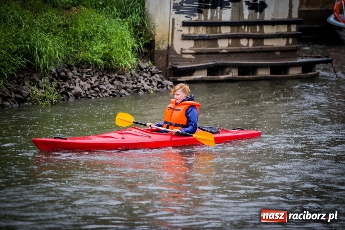 Zdjęcie w galerii na portalu naszraciborz.pl: Pływadła popłynęły już osiemnasty raz. Pierwszy raz przy tak fatalnej pogodzie wiadomości z regionu