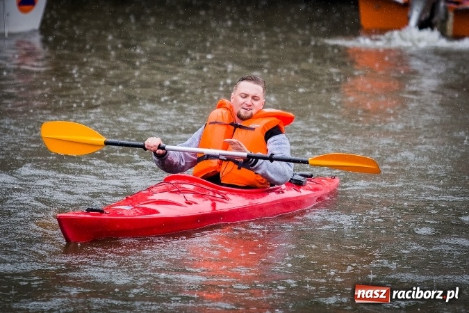 Zdjęcie w galerii na portalu naszraciborz.pl: Pływadła popłynęły już osiemnasty raz. Pierwszy raz przy tak fatalnej pogodzie wiadomości z regionu