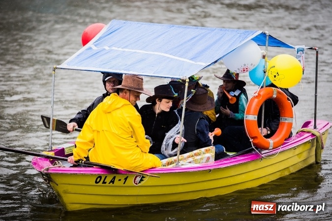 Zdjęcie w galerii na portalu naszraciborz.pl: Pływadła popłynęły już osiemnasty raz. Pierwszy raz przy tak fatalnej pogodzie wiadomości z regionu