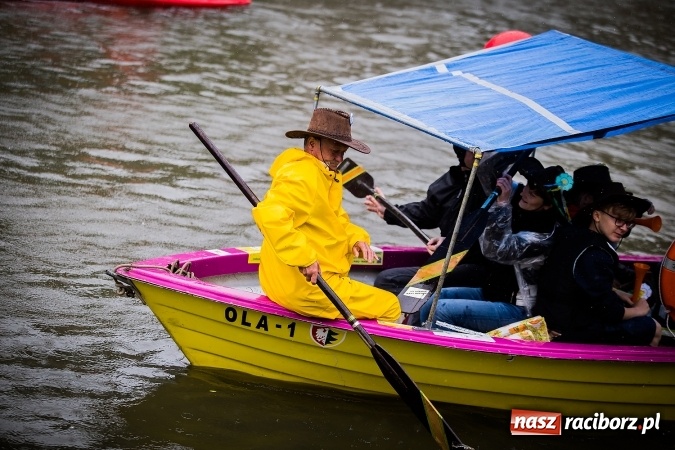 Zdjęcie w galerii na portalu naszraciborz.pl: Pływadła popłynęły już osiemnasty raz. Pierwszy raz przy tak fatalnej pogodzie wiadomości z regionu