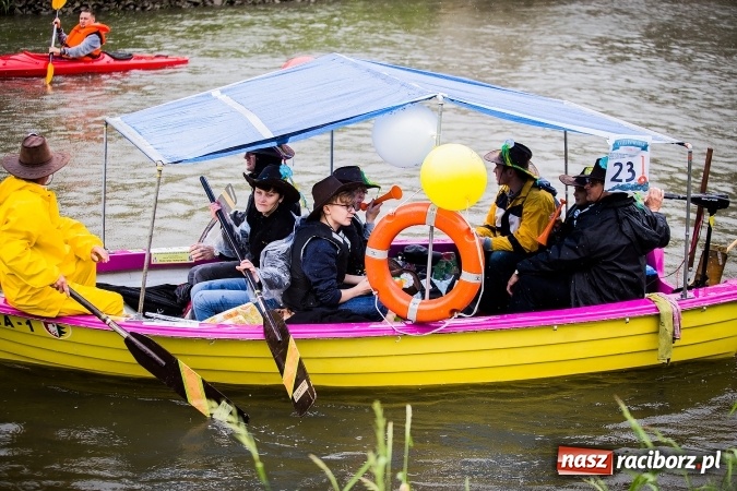 Zdjęcie w galerii na portalu naszraciborz.pl: Pływadła popłynęły już osiemnasty raz. Pierwszy raz przy tak fatalnej pogodzie wiadomości z regionu