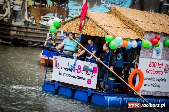 Zdjęcie w galerii na portalu naszraciborz.pl: Pływadła popłynęły już osiemnasty raz. Pierwszy raz przy tak fatalnej pogodzie wiadomości z regionu